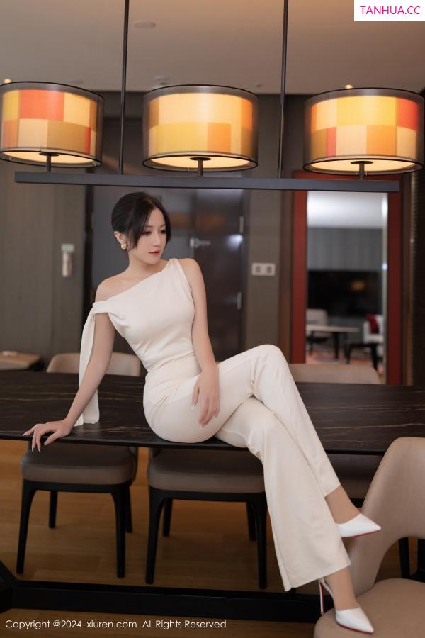 鱼子酱fish  [XiuRen]高清写真图 2024.11.15 No.9457 鱼子酱Fish 丝袜美腿第5张图片